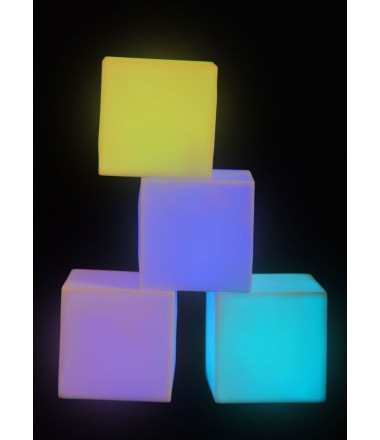4 Šviečiančių kubų rinkinys, 7,5cm.