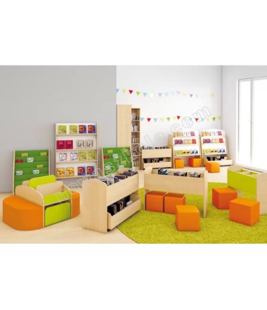 Bibliotekos kampelis su pagalvėmis ir dėžėmis