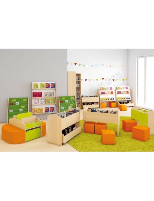 Bibliotekos kampelis su pagalvėmis ir dėžėmis