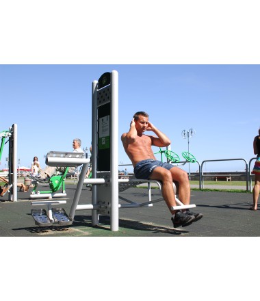 Sėdynė - suoliukas - lauko sporto aikštelė.