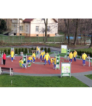Sėdynė - suoliukas - lauko sporto aikštelė.