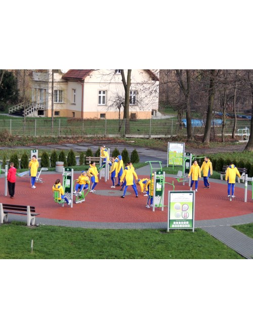 Sėdynė - suoliukas - lauko sporto aikštelė.