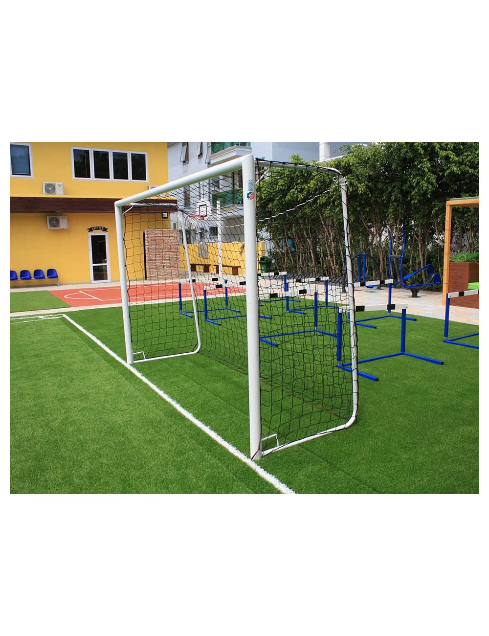 Mini futbolo vartai. Matmenys: 2m x 1.5m.