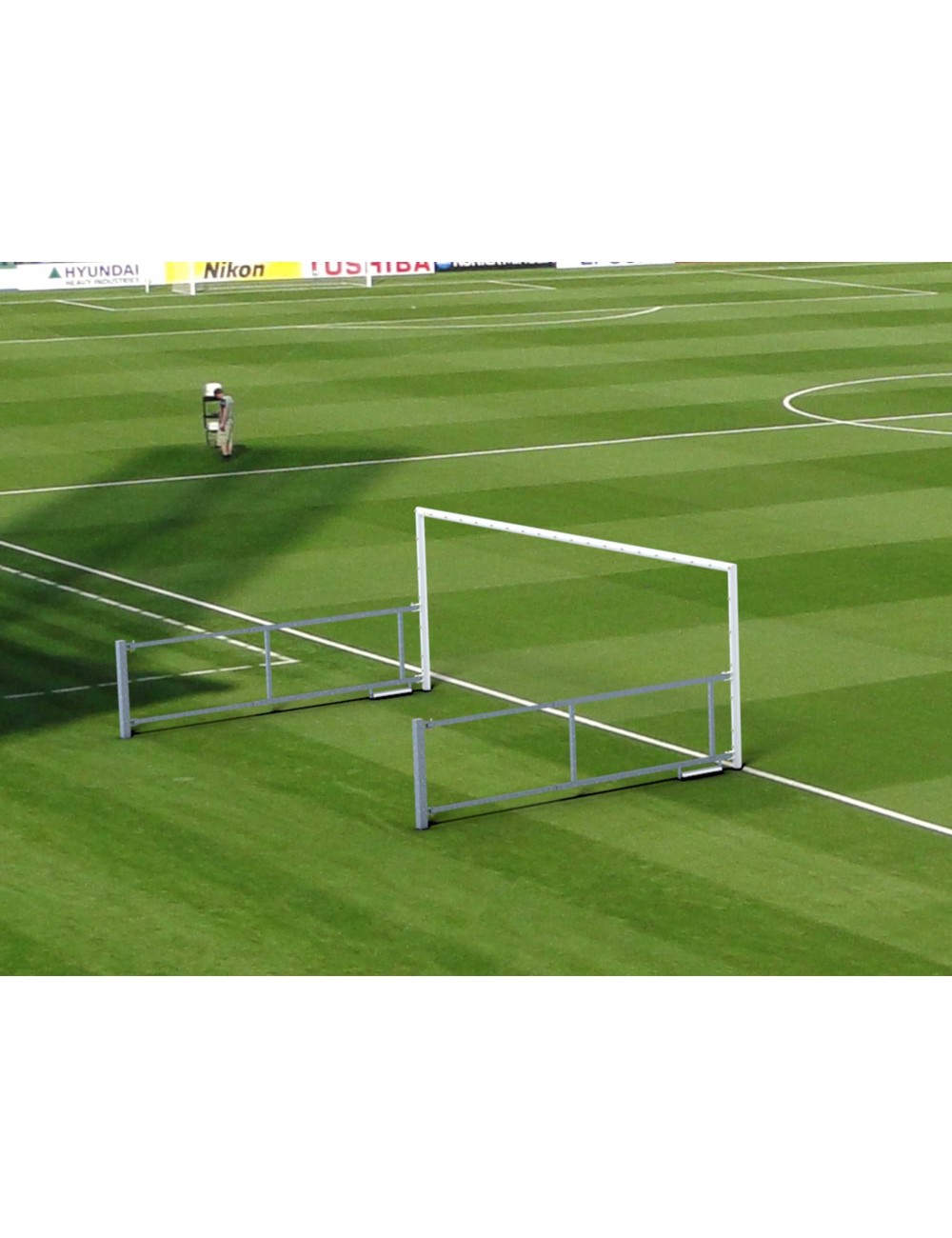 Standartiniai sulankstomi futbolo vartai, gylis nuo 2,3 iki 3,8 m, matmenys: 6x2,1 m.