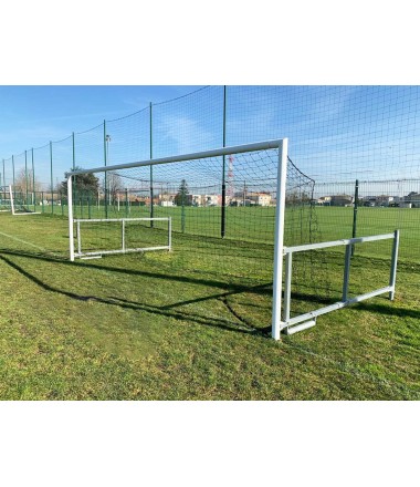 Standartiniai sulankstomi futbolo vartai, gylis nuo 2,3 iki 3,8 m, matmenys: 6x2,1 m.