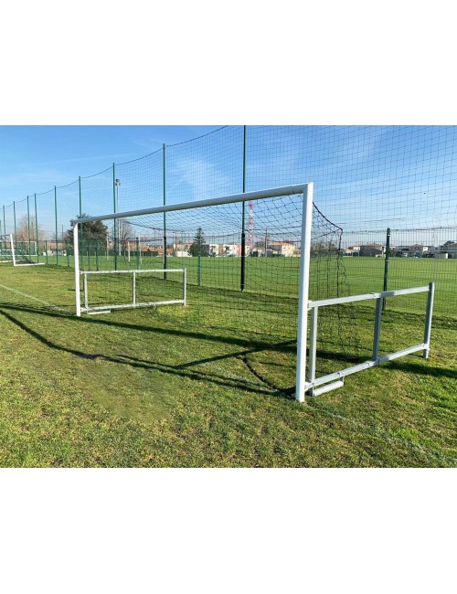 Standartiniai sulankstomi futbolo vartai, gylis nuo 2,3 iki 3,8 m, matmenys: 6x2,1 m.
