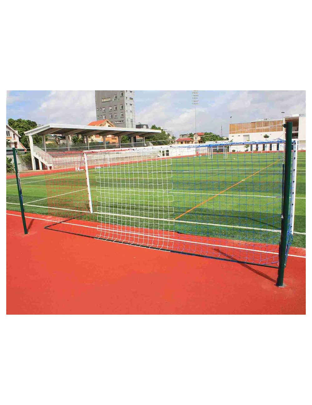 Tinklo atramų rinkinys su tvirtinimo mechanizmu futbolo vartams.