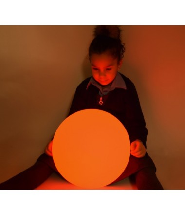 Skirtingomis spalvomis šviečiantis kamuolys 40 cm.