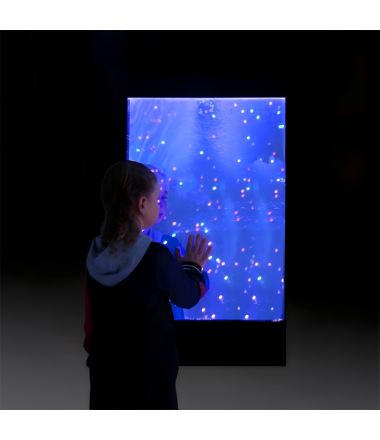 Įvairiomis spalvomis šviečianti sienelė su burbuliukais