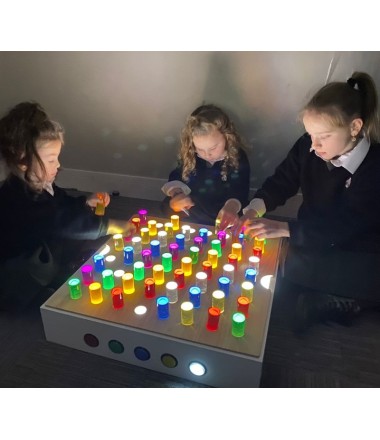 Medinis šviečiantis skydelis su spalvotomis lazdelėmis