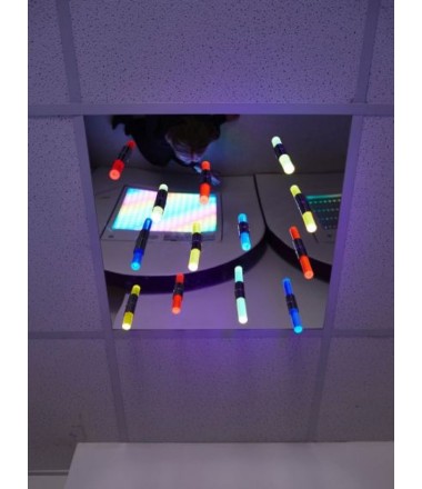 Lubų plytelė ''Įvairiaspalvės lazdelės'' 59,5 cm x 59,5 cm x 10 cm.