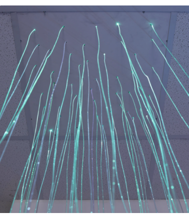 Prie lubų tvirtanami šviesos pluoštai ''Lietutis''