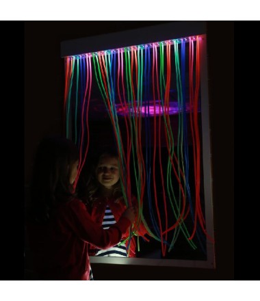 Veidrodis su šviečiančiais UV pluoštais